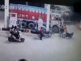 BJP leader Dayashankar Singh thrashing truck driver बीजेपी नेता दयाशंकर सिंह ने ट्रक ड्राइवर को मारा